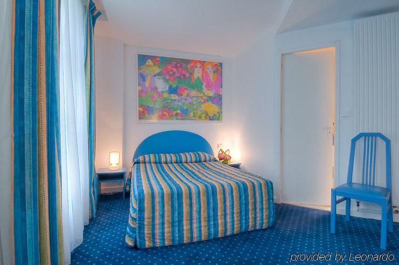 ホテル Croix De Malte パリ 部屋 写真